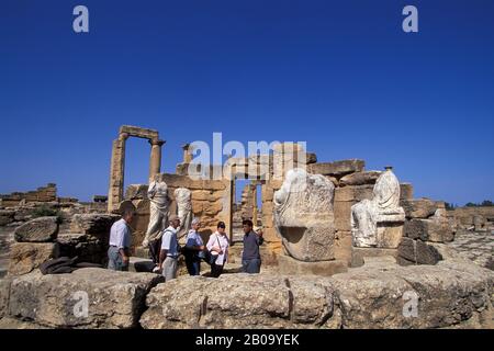 LIBYEN, IN DER NÄHE VON BENGASI, KYRENE, GRAB VON BATTUS, STATUEN, TOURISTEN Stockfoto