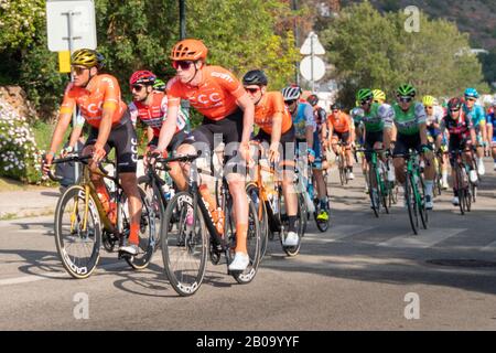 19. Februar 2020 - Radfahrer nehmen an Etappe 1 des 46. Volta ao Algarve Race, Portimao - Lagos, Portugal Teil Stockfoto