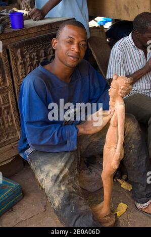 MALI, BAMAKO, HOLZSCHNITZER Stockfoto