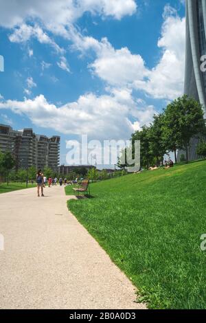 Mailand, Italien - 23. Juni 2018: Ein Spaziergang im Einkaufsviertel City Life in Mailand an einem sonnigen Tag. Stockfoto