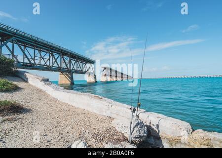 Bahia Honda State Park in den Florida Keys - Angelpfosten vor der alten Übersee-Autobahnbrücke an einem schönen sonnigen Tag Stockfoto