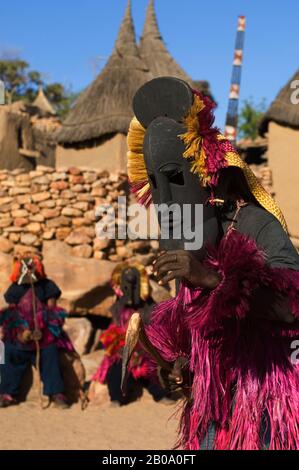 MALI, IN DER NÄHE VON BANDIAGARA, DOGON COUNTRY, BANDIAGARA ESCARPMENT, TRADITIONELLEN DOGON TANZ IM DORF Stockfoto