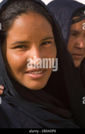 MALI, IN DER NÄHE VON TIMBUKTU, WÜSTE SAHARA, TUAREG-FRAU, PORTRÄT Stockfoto