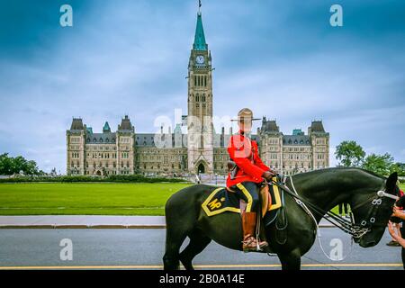 Parliament Hill, Ottawa, Ontario, Kanada, August 2005 - Female Royal Canadian Mounted Police Officer zu Pferd vor dem parlamentsgebäude Stockfoto