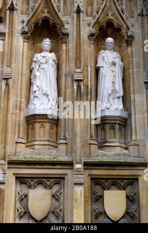 Statuen von Königin Elisabeth II. Und Prinz Phillip, Herzog von Edinburgh, in der Nähe der Westtür der Kathedrale von Canterbury in Canterbury, Kent, England Stockfoto