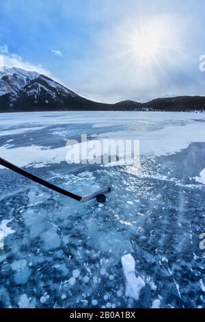 Eishockey auf dem Frozen Lake Minnewanka in den kanadischen Rockies des Banff National Park, Alberta, Kanada. Hockeyschläger und Puck mit sichtbarem Frost Stockfoto