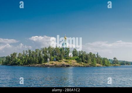 Schöner Blick vom Wasser auf die Insel mit der orthodoxen Kirche. St. Nikolaus Skete vom Kloster Valaam. Nikolauskirche. Karelia, Rus Stockfoto