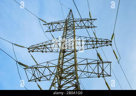 Hochspannungs-Hochspannungsleitungen gegen den blauen Himmel. Nahaufnahme. Stromübertragung. Stockfoto