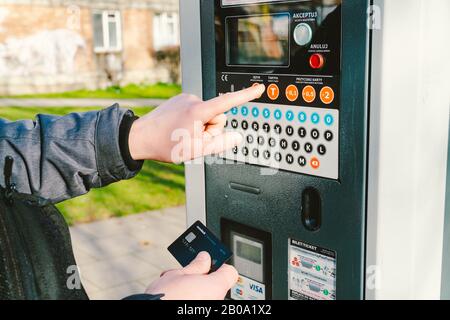 Zahlung für Parkplätze in der Stadt Danzig, Polen am 8. Februar 2020. Eine Person nutzt Monobank Kreditkarte für nfc-Zahlung im Parkterminal. Bezahlt Stockfoto