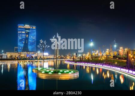 Taschkent, Usbekistan - 30 Oktober, 2019: Taschkent City Park bei Nacht mit Reflexion im Teich beleuchtet Stockfoto