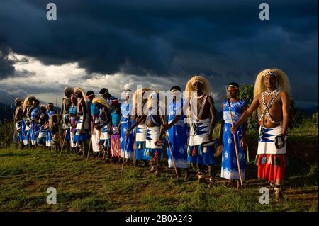 RUANDA, VIRUNGA, LOKALE TANZGRUPPE MIT TRADITIONELLEN TÄNZEN Stockfoto