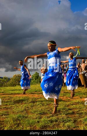 RUANDA, VIRUNGA, LOKALE TANZGRUPPE MIT TRADITIONELLEN TÄNZEN Stockfoto