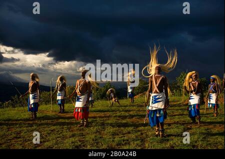 RUANDA, VIRUNGA, LOKALE TANZGRUPPE MIT TRADITIONELLEN TÄNZEN Stockfoto