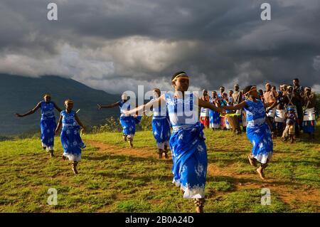 RUANDA, VIRUNGA, LOKALE TANZGRUPPE MIT TRADITIONELLEN TÄNZEN Stockfoto