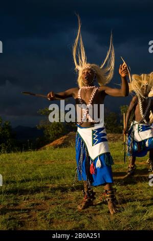 RUANDA, VIRUNGA, LOKALE TANZGRUPPE MIT TRADITIONELLEN TÄNZEN Stockfoto