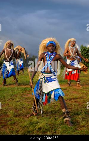 RUANDA, VIRUNGA, LOKALE TANZGRUPPE MIT TRADITIONELLEN TÄNZEN, JUNGENTÄNZER Stockfoto