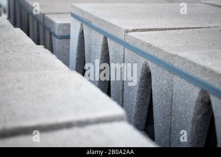 In der Nähe eines Haufens von Backsteinen Stockfoto