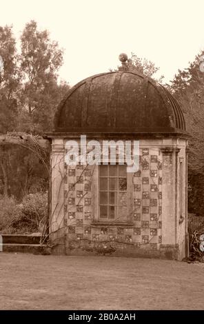 Modernes Foto (mit Sepia-Filter) der Gazebo am Ende der Edwardian Pergola in West Dean Gardens, West Sussex, England, Großbritannien Stockfoto