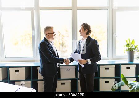 Zwei Kollegen Handshake nach treffen Stockfoto