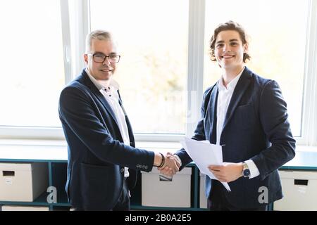 Zwei Kollegen Handshake nach treffen Stockfoto