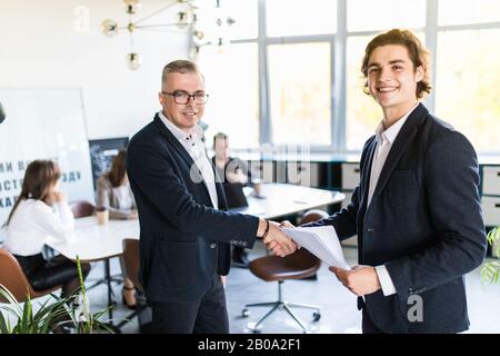 Zwei Kollegen Handshake nach treffen Stockfoto