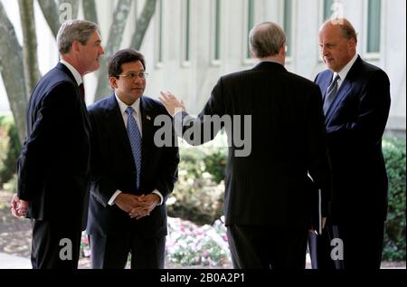 Langley, VA - 31. Mai 2006 -- Vier der obersten Justizbehörden der Vereinigten Staaten von Amerika und Geheimdienstmitarbeiter von links nach rechts: Federal Bureau of Investigation (FBI) Director Robert Mueller; Attorney General Alberto Gonzales; National Security Advisor Stephen Hadley; Und John Negroponte, Leiter des nationalen Geheimdienstes, spricht außerhalb des Hauptquartiers der Central Intelligence Agency (CIA) nach einem feierlichen Vereidigung für den neuen CIA-Generaldirektor Michael Hayden in Langley, Virginia, Mittwoch, 31. Mai 2006. Credit: Matthew Cavanaugh-Pool über CNP. Nutzung weltweit Stockfoto