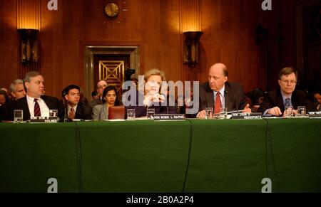 Kim Holmes, Assistant Secretary for International Organizations, United States Department of State, Washington, DC, Left, Robin L. Raphel, Coordinator, Office of Iraq Reconstruction, Department of State, Washington, DC, Center Left, John D. Negroponte, United States Representative to the United Nations, U.S. Mission to the United Nations, New York, NY, Center Right und Patrick F. Kennedy, Vertreter der Vereinigten Staaten für Management und Reform der Vereinten Nationen, US-Mission bei den Vereinten Nationen, New York, NY, Recht, zeugen von einer Anhörung des United States Senate Foreign Relations Committee to Stockfoto