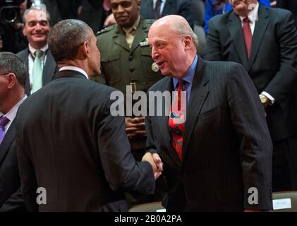 McLean, Virginia. April 2015. US-Präsident Barack Obama schüttelt während einer Zeremonie, die den 10. Jahrestag der Gründung des Büros des Direktors für nationale Geheimdienste am 24. April 2015 in McLean, Virginia, feststellt, die Hände mit John Negroponte, dem ehemaligen Direktor für Nationale Intelligenz. Credit: Kevin Dietsch/Pool über CNP weltweite Nutzung Credit: Dpa / Alamy Live News Stockfoto