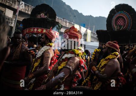 Hindu-Anbeter, die während des Festivals Rituale durchführen.Thaipusam-Festival wird auf dem Vollmond im tamilischen Monat (Januar/Februar) von der tamilischen Gemeinschaft gefeiert. Das Wort "Thaipusam" ist eine Kombination aus dem Namen eines Monats, Thailändisch, und dem Namen eines Sterns, Pusam. Stockfoto