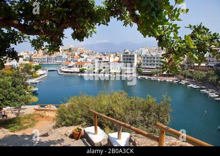 Der Voulismeni-See, ein ehemaliger Süßwassersee, der später mit dem Meer verbunden war, im Zentrum von Agios Nikolaos auf Kretas. Griechenland. August 2018 Stockfoto