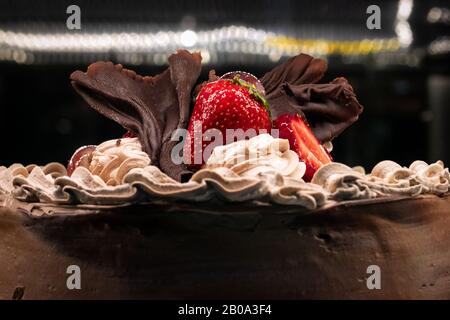 Schokoladenkuchen mit Sahne und Erdbeeren Stockfoto