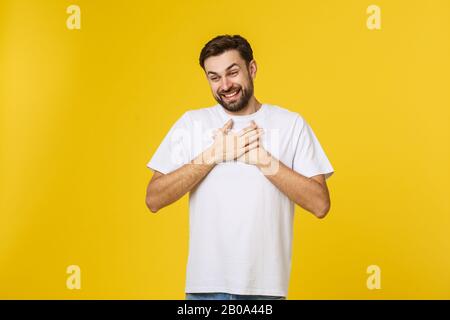 Gutherzig fröhlicher Flusspferd lächelt fröhlich, schließt die Augen mit Vergnügen, hält die Hände am Herzen, drückt angenehme Emotionen Sympathie und große Liebe aus. Stockfoto