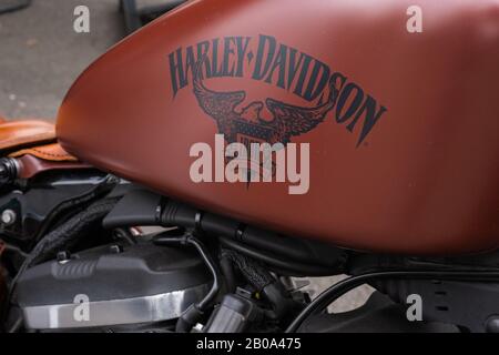 Brauner Ledertank mit breitem Adler-Logo bei Harley-Davidson Reading Berkshire England Stockfoto