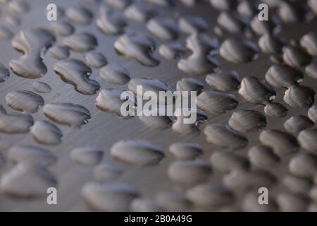 Wassertropfen auf Stahl Stockfoto