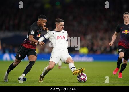 Christopher Nkunku (links) von RB Leipzig und Tottenham Hotspur kämpfen während der UEFA Champions League-Runde des 16. Hinspiels im Tottenham Hotspur Stadium in London um den Ball. Stockfoto