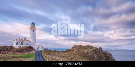 Der Prächtige Leuchtturm von Turnberry an der Küste von Ayrshire mit Ailsa Craig und Arran Hügeln im nebligen Hintergrund. Turnberry und in der Nähe von Girv Stockfoto