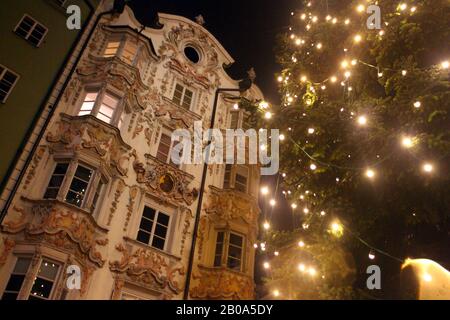 Weihnachtsbeleuchtung im Zentrum von Innsbruck Stockfoto