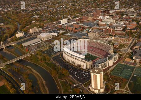 Zwei Kampfflugzeuge der U.S. Air Force F-16 Fighting Falcon, die dem 180th Fighter Wing zugeordnet sind, fliegen während einer Routinetrainingsmission vom 24. Oktober 2015 in Columbus, Ohio über das Fußballstadion der Ohio State University. Stockfoto