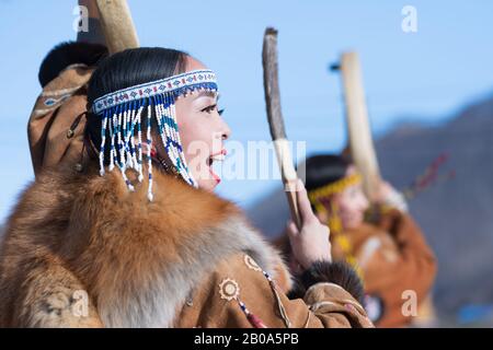 Frau tanzt mit Tambourin in Tradition Kleidung aboriginal Menschen Kamtschatka Halbinsel. Konzert Feier Koryak nationaler ritueller Urlaub Hololo Stockfoto