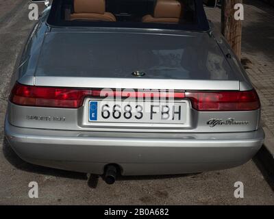 Silbernes Auto Alfa Romeo Spider Veloce, fantastischer Cabriolet-Park in der Altstadt von Palma de Mallorca, Spanien 29. Januar 2020 Stockfoto