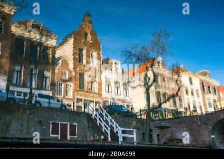 Niederlande - 6. Januar 2020. Historische Häuser in Rückbesinnung auf das Wasser im Kanal Stockfoto