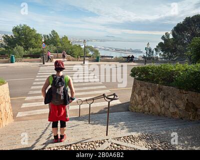 Frau Backpacker spazieren vom alten Schloss hinunter. Steinerne Treppe in der Festung, Castell de Bellver, Palma de Mallorca, Spanien 29. Januar 2020 Stockfoto