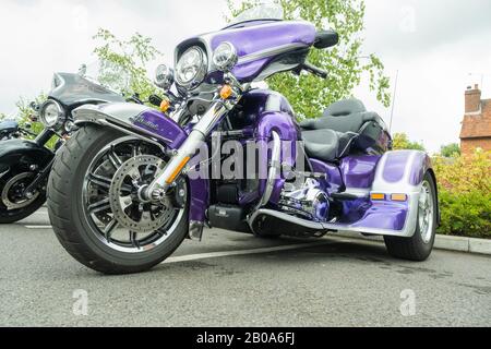 Lila Trike geparkt bei Harley-Davidson Reading Berkshire England Stockfoto