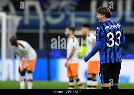 Mailand, Italien. Feb. 2020. Hans Hateboer von Atalanta feiert beim 16. Spiel der UEFA Champions League zwischen Atalanta und Valencia im Stadio San Siro, Mailand, Italien am 19. Februar 2020 das vierte Tor. Foto von Giuseppe Maffia. Kredit: UK Sports Pics Ltd/Alamy Live News Stockfoto