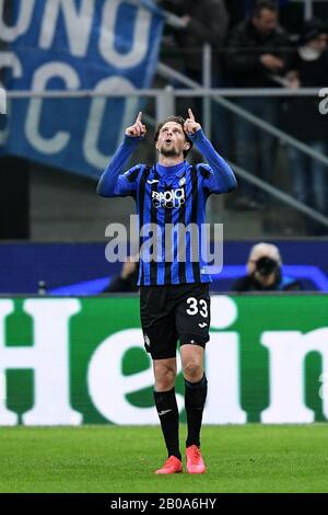 Mailand, Italien. Feb. 2020. Hans Hateboer von Atalanta feiert beim 16. Spiel der UEFA Champions League zwischen Atalanta und Valencia im Stadio San Siro, Mailand, Italien am 19. Februar 2020 das vierte Tor. Foto von Giuseppe Maffia. Kredit: UK Sports Pics Ltd/Alamy Live News Stockfoto