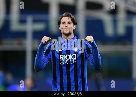 Mailand, Italien. Feb. 2020. Hans Hateboer von Atalanta feiert beim 16. Spiel der UEFA Champions League zwischen Atalanta und Valencia im Stadio San Siro, Mailand, Italien am 19. Februar 2020 das vierte Tor. Foto von Giuseppe Maffia. Kredit: UK Sports Pics Ltd/Alamy Live News Stockfoto