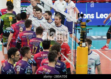 Perugia, Italien. Feb. 2020. Saluto Teams prepartita während Sir Sicoma Monini Perugia vs Projekt Warszawa, Volleybal Champions League Men Championship in Perugia, Italien, 19. Februar 2020 Credit: Independent Photo Agency/Alamy Live News Stockfoto