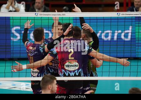 Perugia, Italien. Februar 2020. Sir Sicoma monini feiert während Sir Sicoma Monini Perugia vs Projekt Warszawa, Volleybal Champions League Men Championship in Perugia, Italien, 19. Februar 2020 Credit: Independent Photo Agency/Alamy Live News Stockfoto