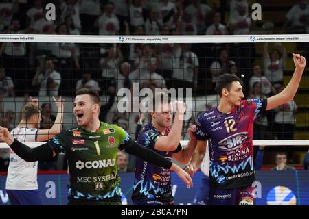 Perugia, Italien. Februar 2020. Sir Sicoma monini feiert während Sir Sicoma Monini Perugia vs Projekt Warszawa, Volleybal Champions League Men Championship in Perugia, Italien, 19. Februar 2020 Credit: Independent Photo Agency/Alamy Live News Stockfoto