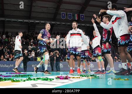 Perugia, Italien. Februar 2020. Sir Sicoma monini feiert für La vittoria von Partita während Sir Sicoma Monini Perugia vs Projekt Warszawa, Volleybal Champions League Men Championship in Perugia, Italien, 19. Februar 2020 Credit: Independent Photo Agency/Alamy Live News Stockfoto